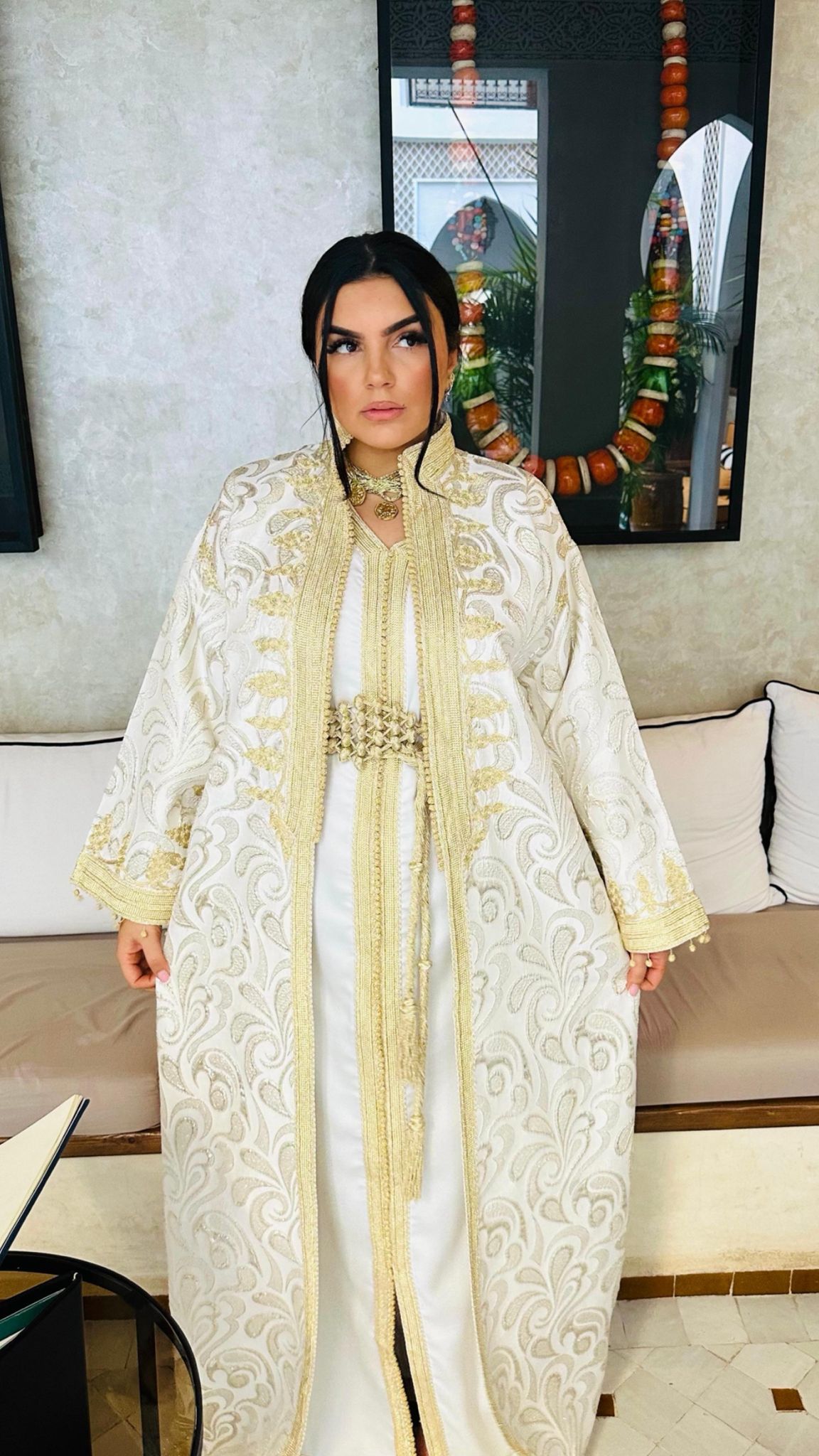Location Caftan brocard brodé blanc & or – Élégance intemporelle
