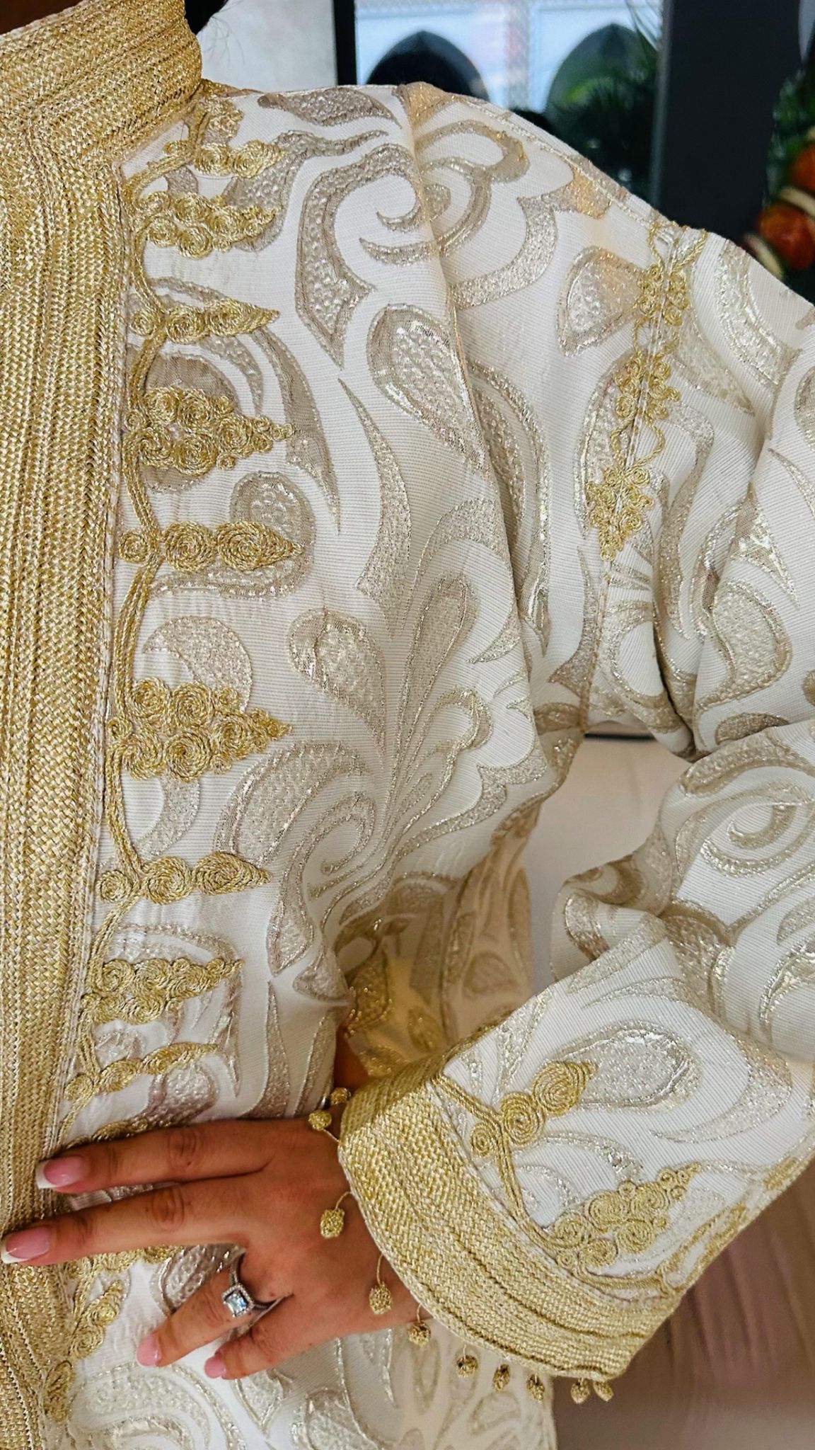 Location Caftan brocard brodé blanc & or – Élégance intemporelle