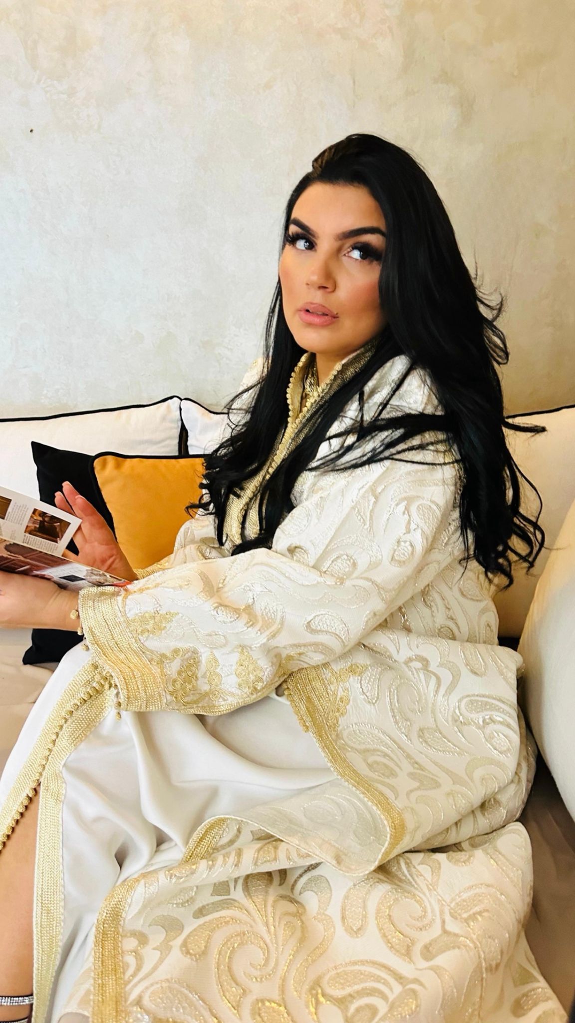 Location Caftan brocard brodé blanc & or – Élégance intemporelle
