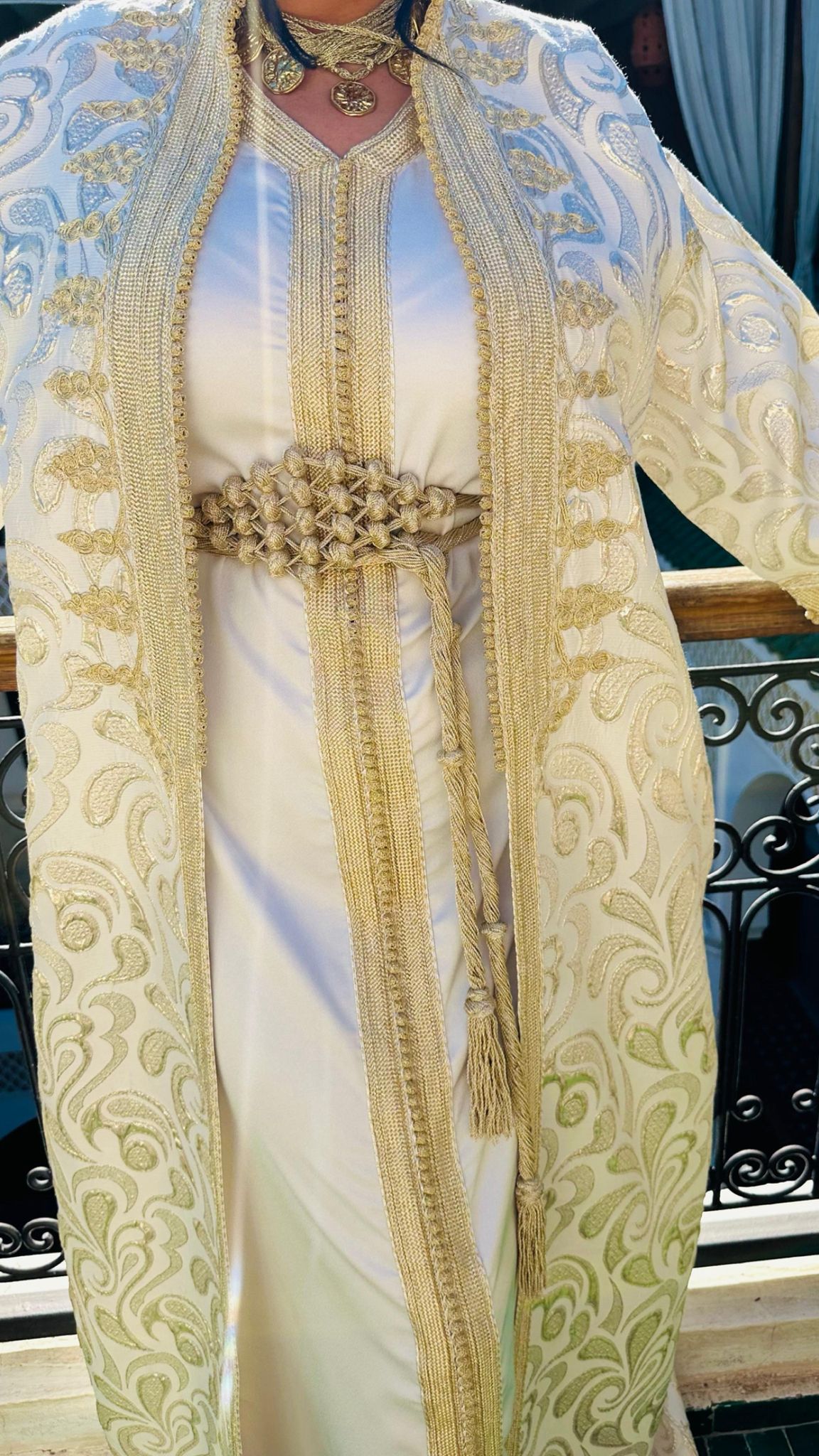Location Caftan brocard brodé blanc & or – Élégance intemporelle