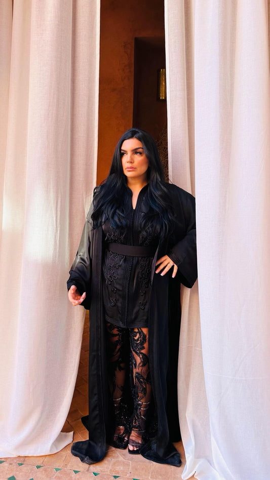 Location Caftan noir brodé – Élégance intense