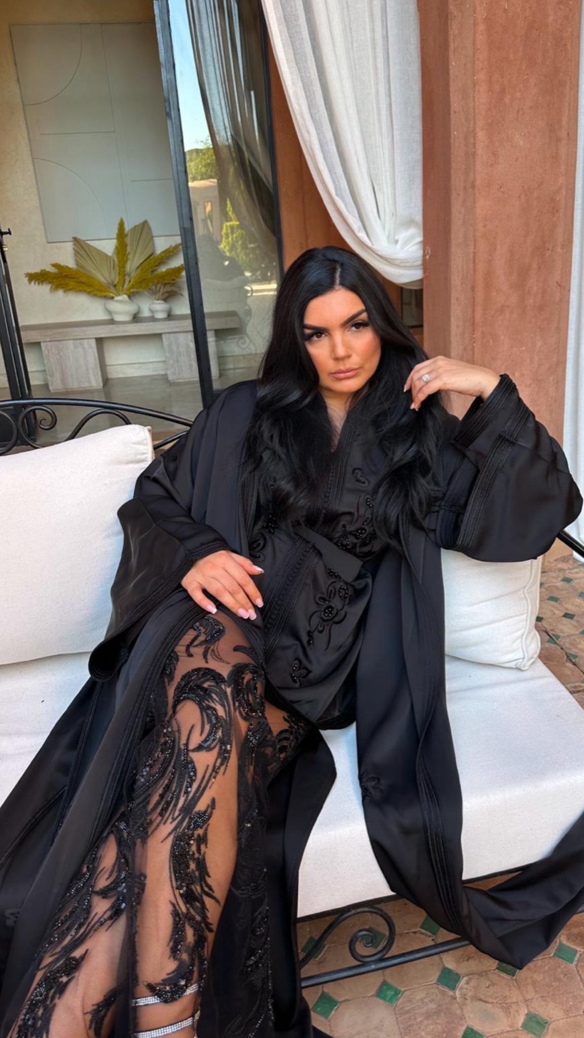 Location Caftan noir brodé – Élégance intense