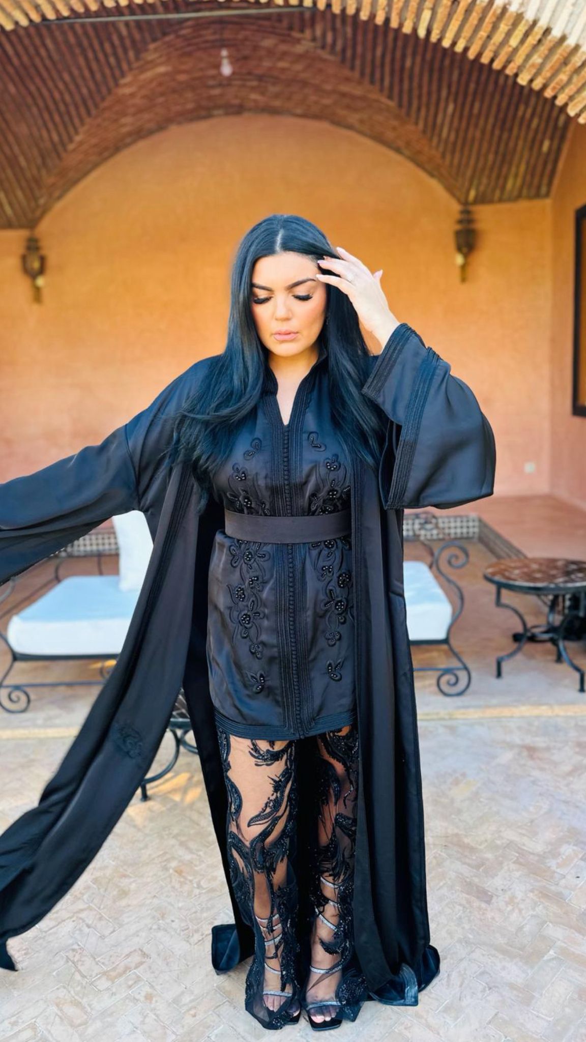 Location Caftan noir brodé – Élégance intense
