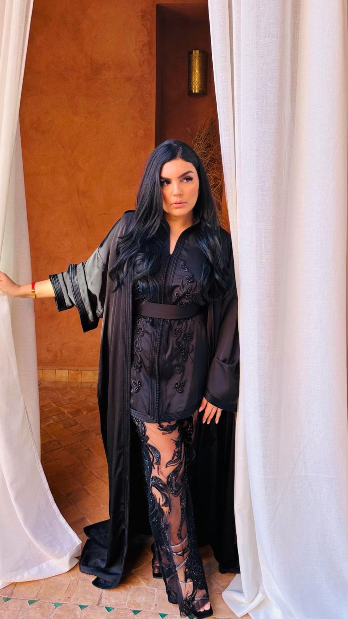 Location Caftan noir brodé – Élégance intense