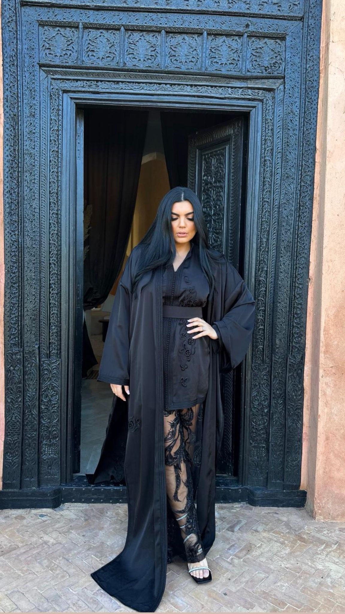 Location Caftan noir brodé – Élégance intense