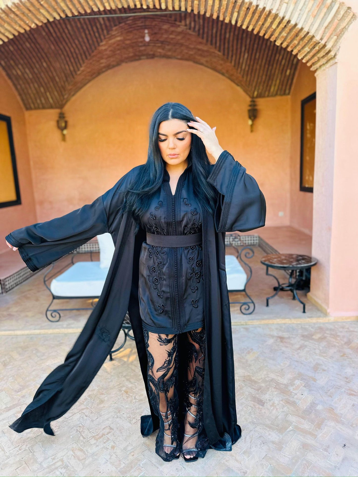 Location Caftan noir brodé – Élégance intense