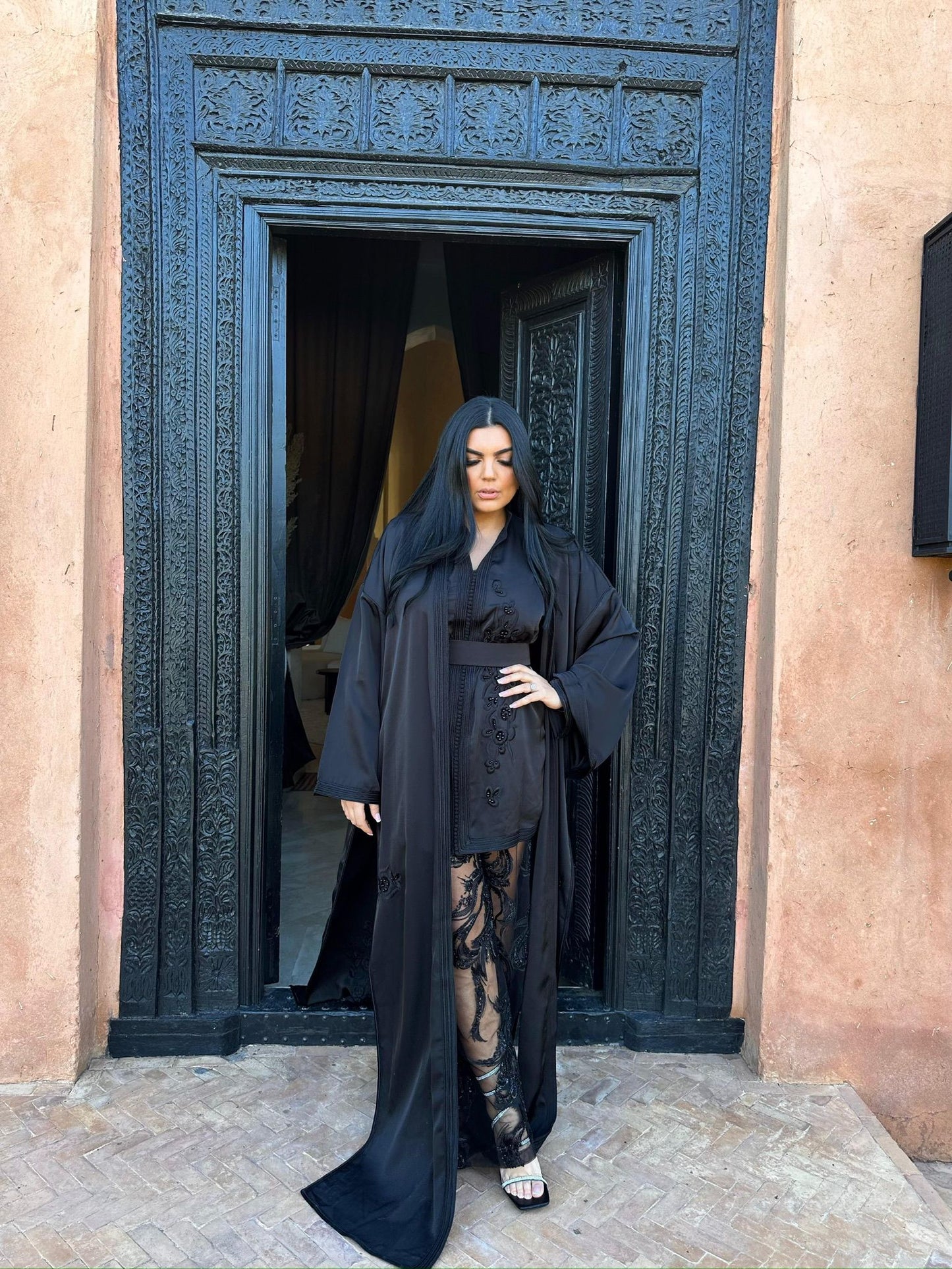 Location Caftan noir brodé – Élégance intense