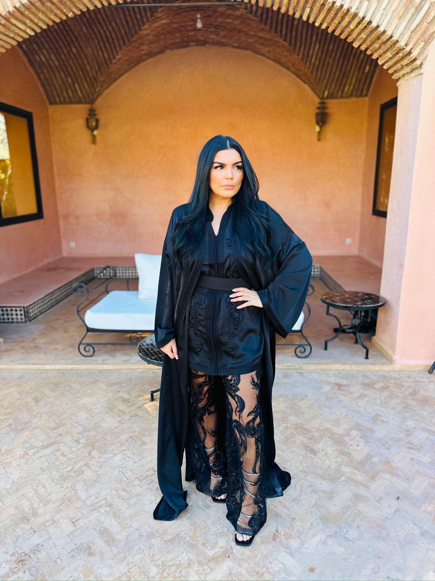 Location Caftan noir brodé – Élégance intense