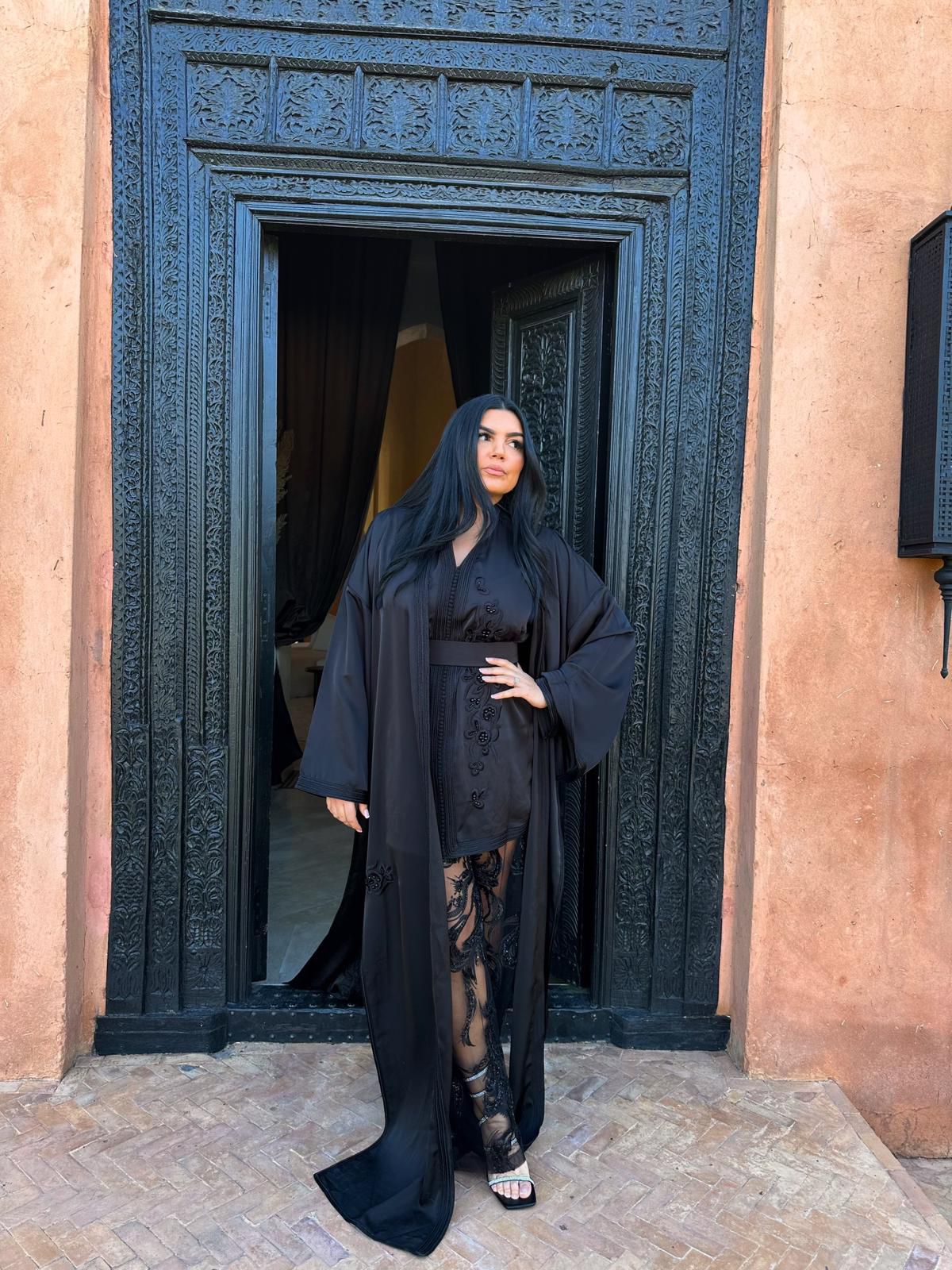 Location Caftan noir brodé – Élégance intense