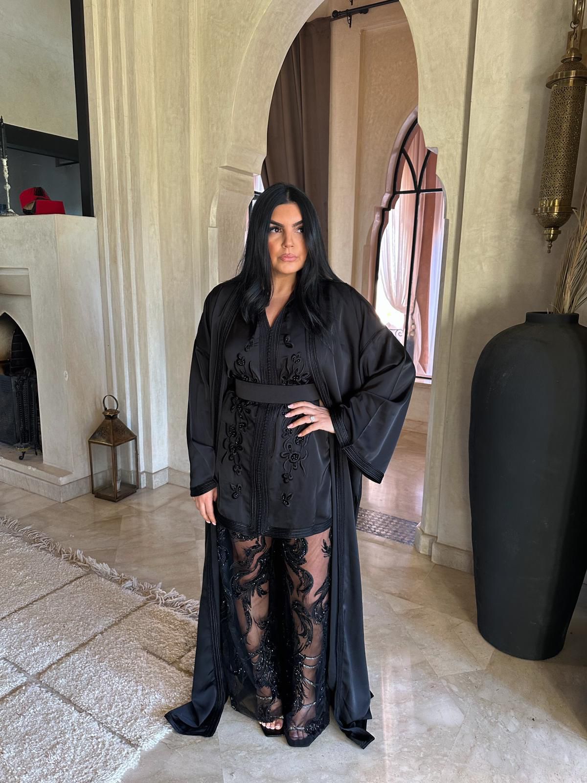 Location Caftan noir brodé – Élégance intense