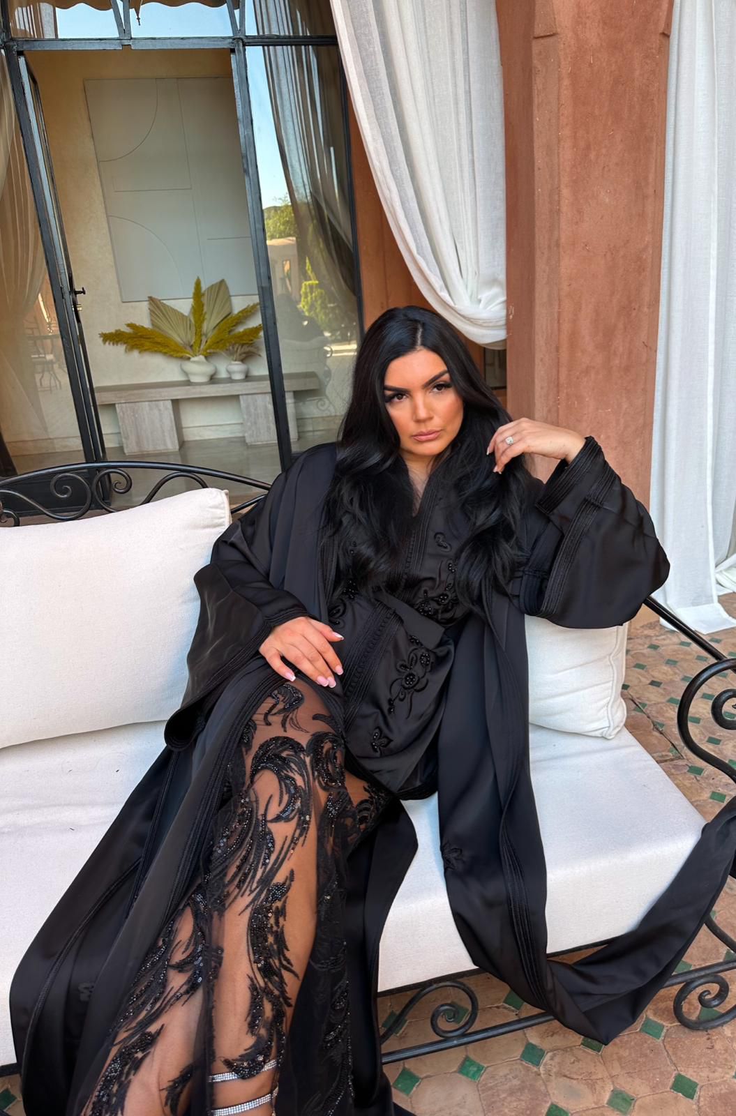 Location Caftan noir brodé – Élégance intense