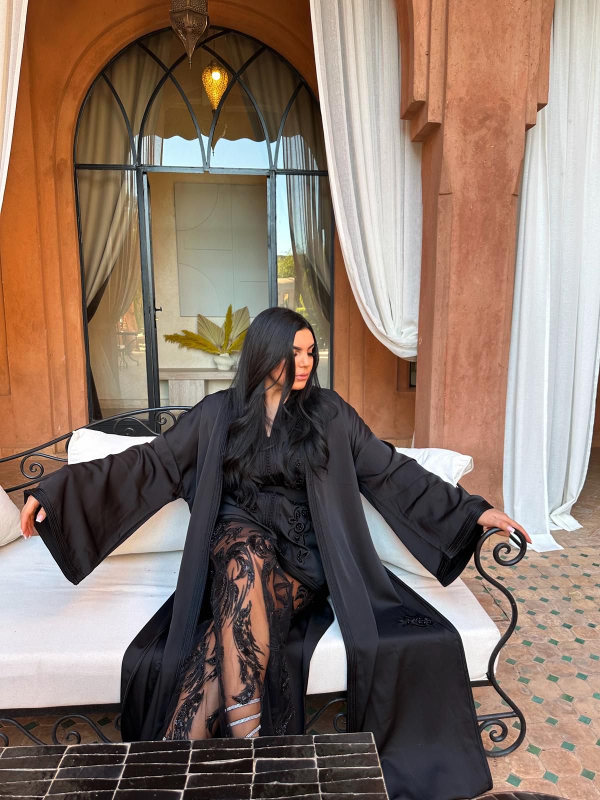 Location Caftan noir brodé – Élégance intense