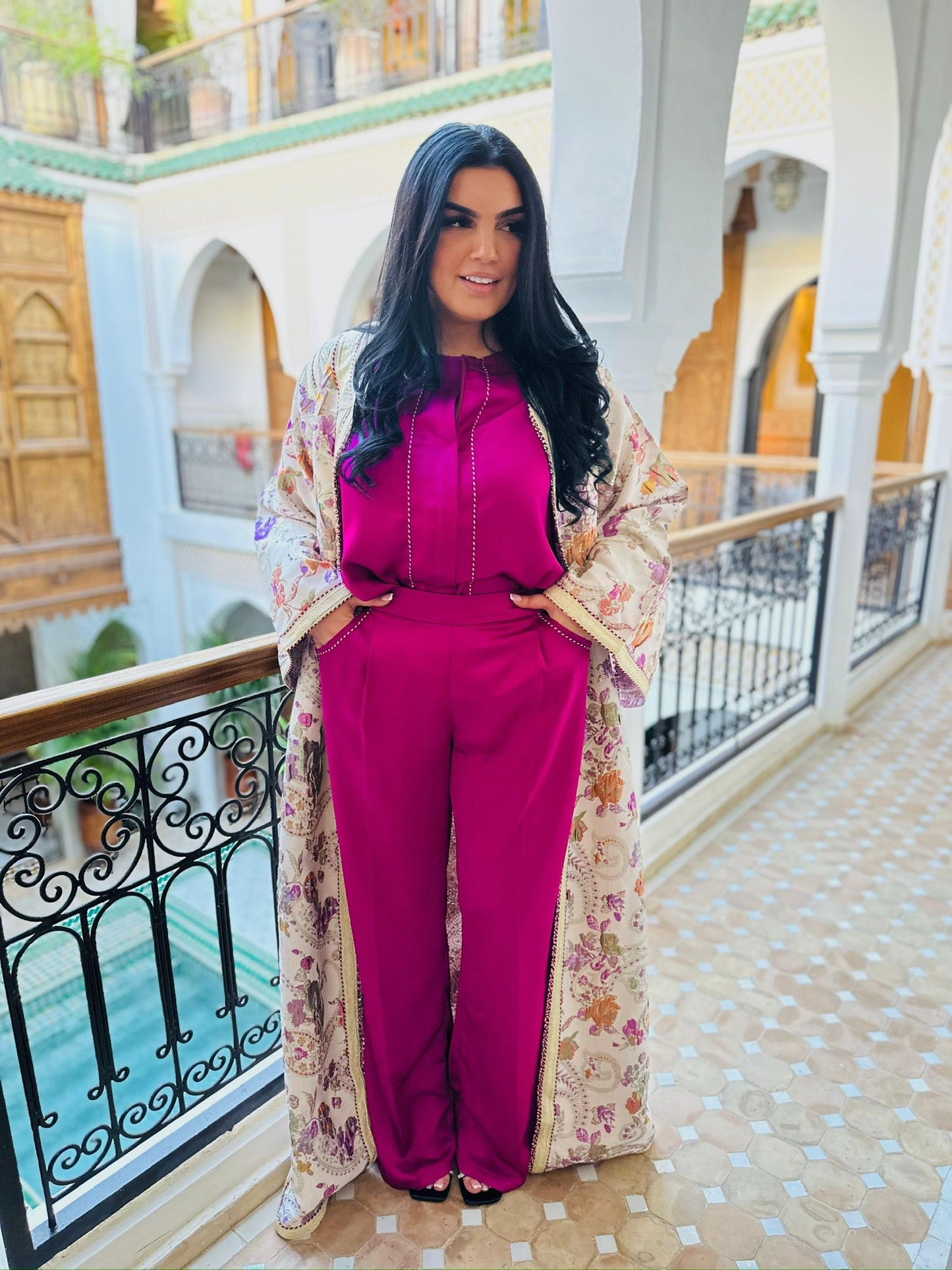 Location Ensemble fuchsia &amp; kimono brodé – Élégance lumineuse
