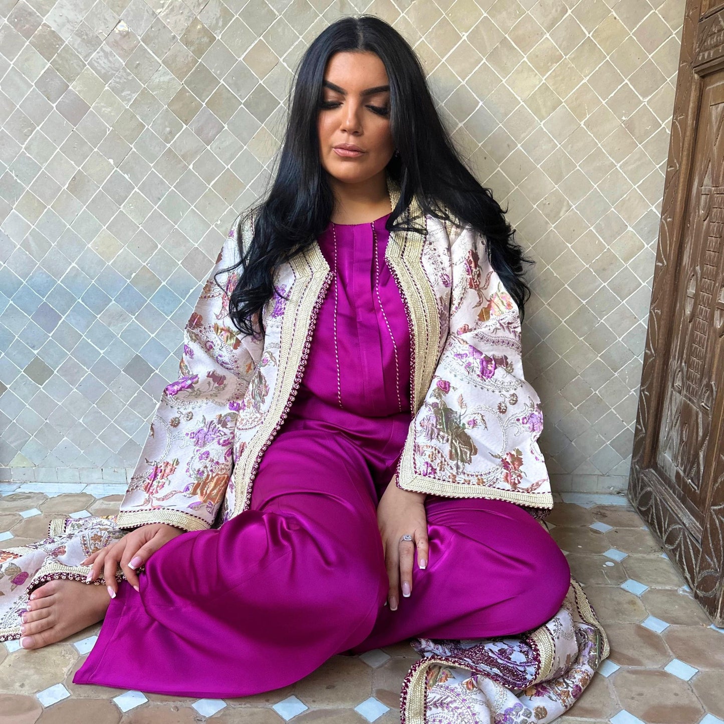 Location Ensemble fuchsia &amp; kimono brodé – Élégance lumineuse