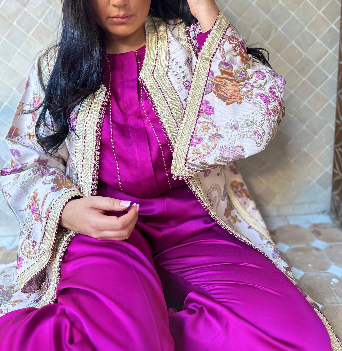 Location Ensemble fuchsia &amp; kimono brodé – Élégance lumineuse