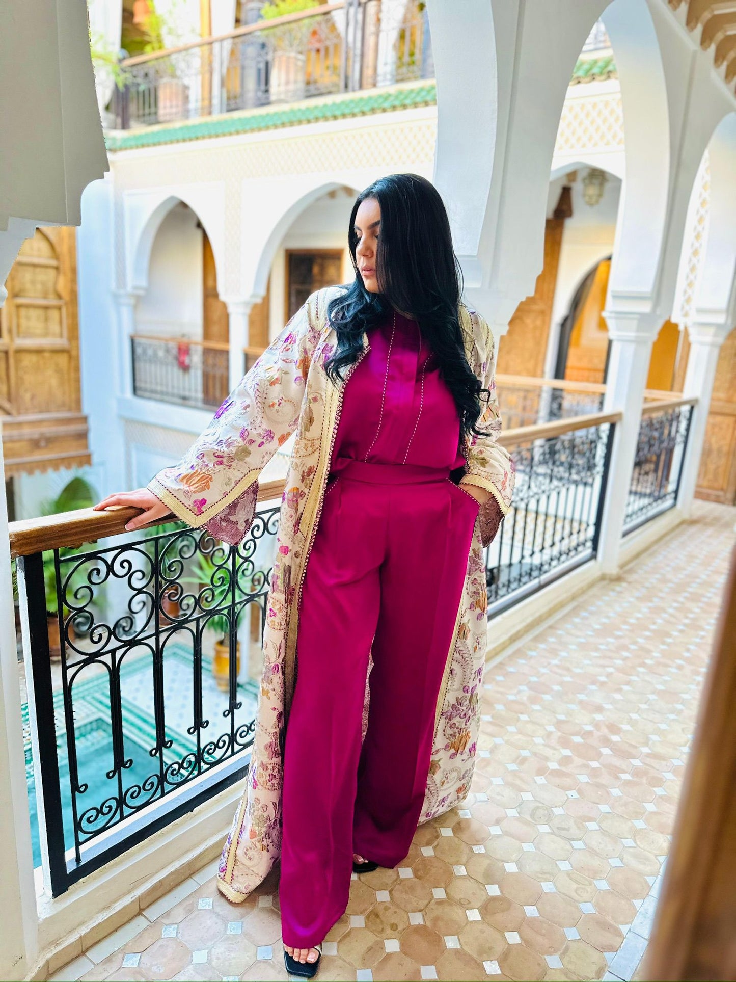 Location Ensemble fuchsia &amp; kimono brodé – Élégance lumineuse