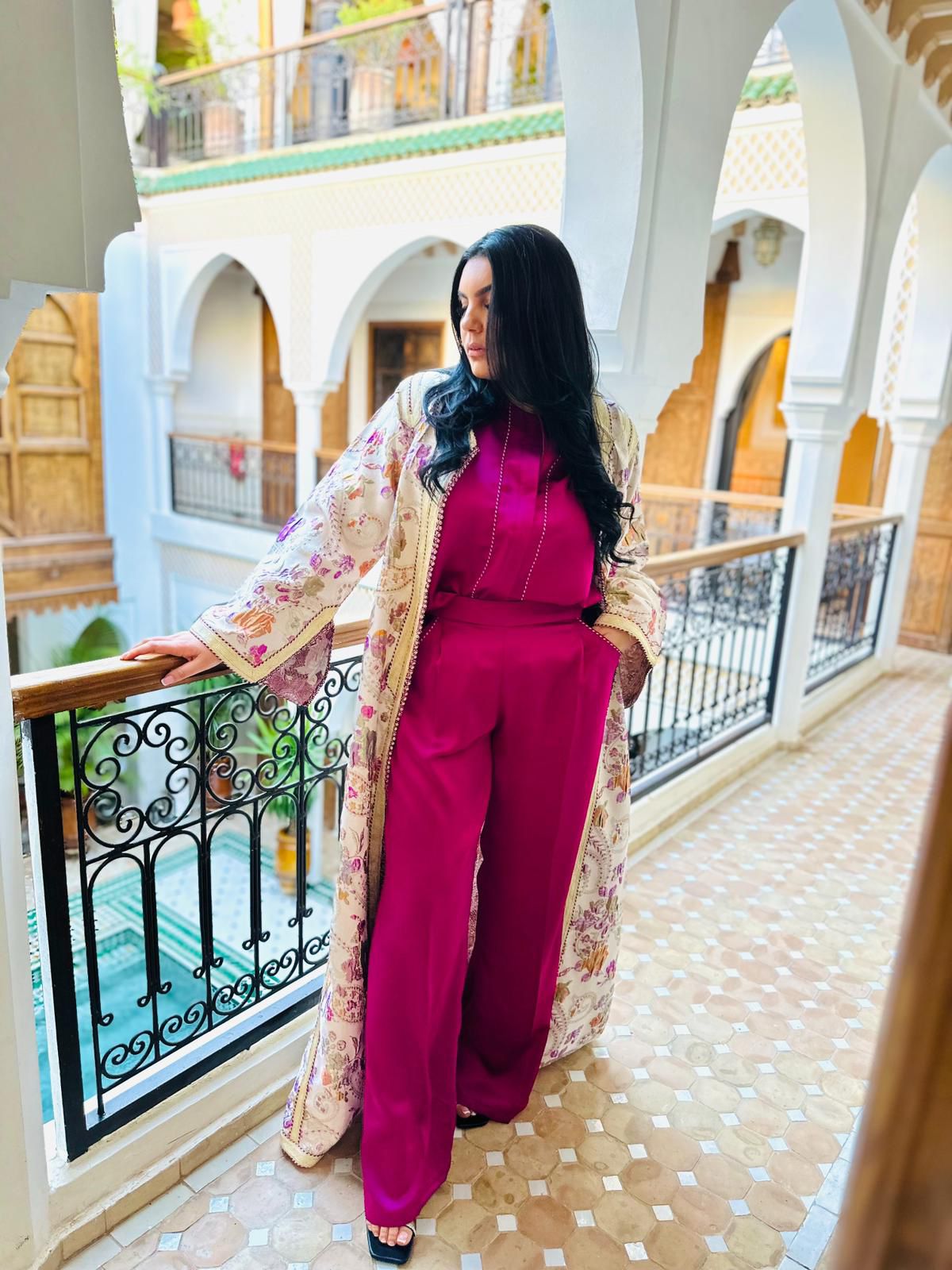 Location Ensemble fuchsia &amp; kimono brodé – Élégance lumineuse