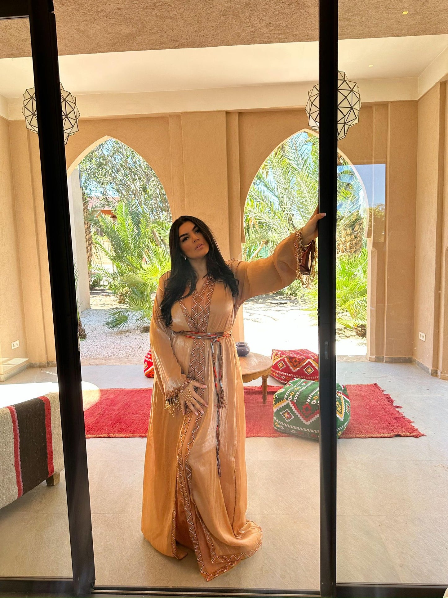 Location Caftan nude brodé – Élégance naturelle