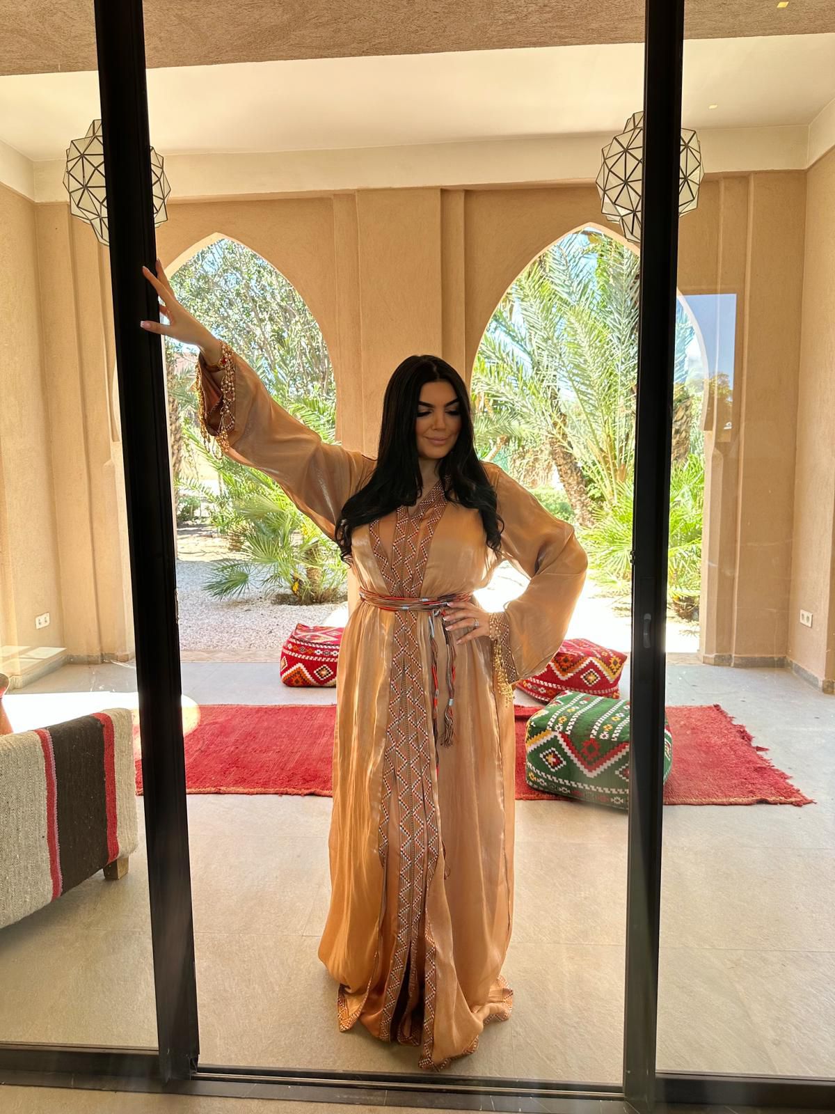 Location Caftan nude brodé – Élégance naturelle
