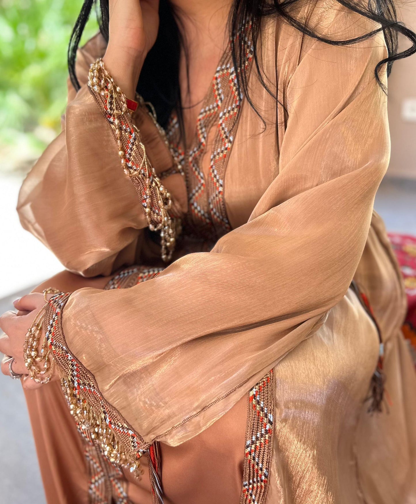 Location Caftan nude brodé – Élégance naturelle