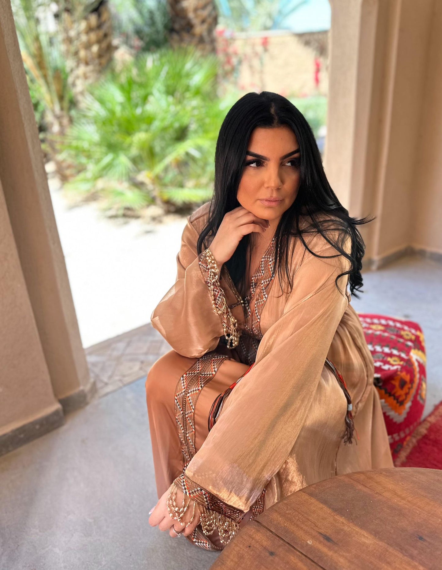 Location Caftan nude brodé – Élégance naturelle