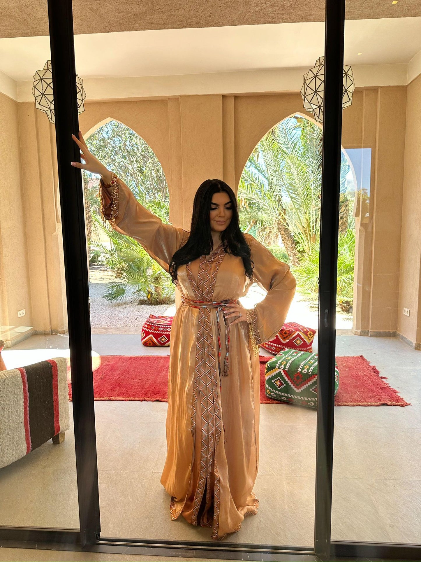 Location Caftan nude brodé – Élégance naturelle