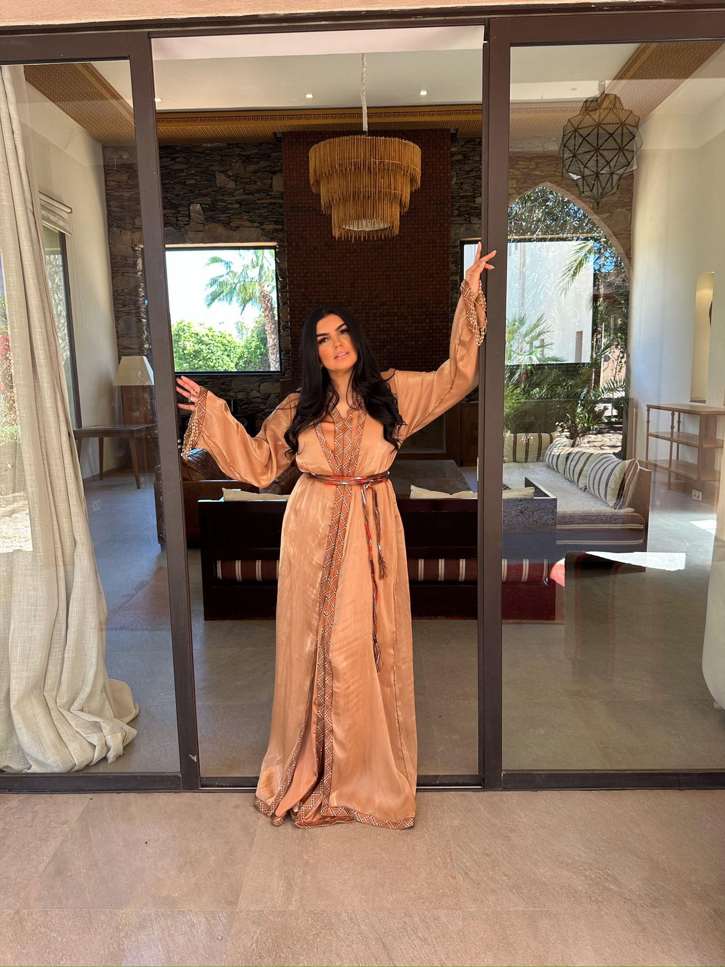 Location Caftan nude brodé – Élégance naturelle