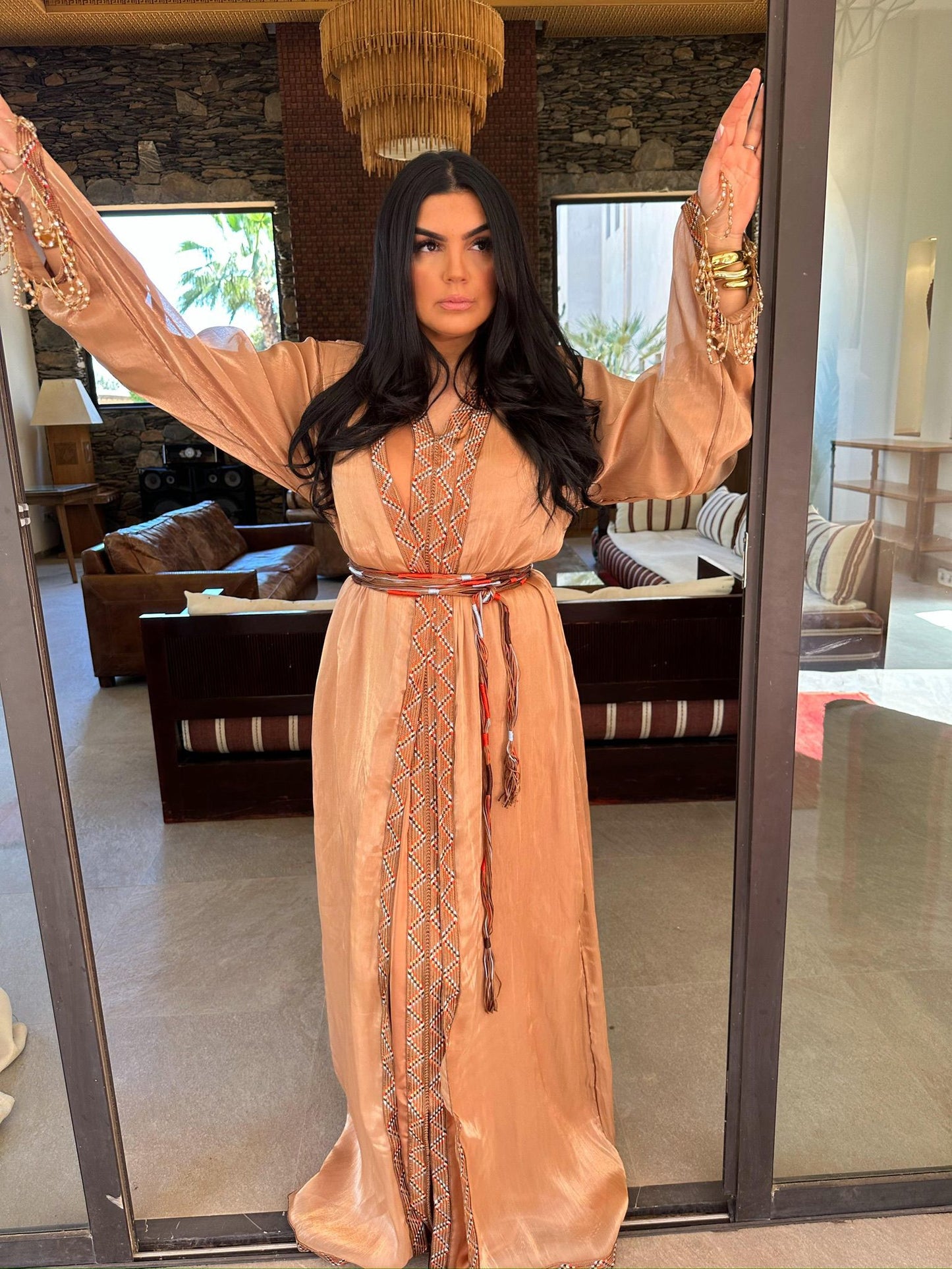 Location Caftan nude brodé – Élégance naturelle