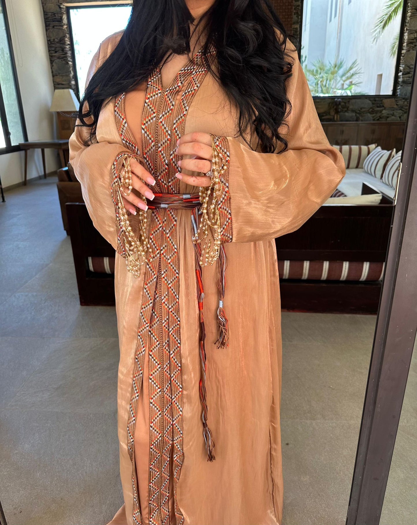 Location Caftan nude brodé – Élégance naturelle