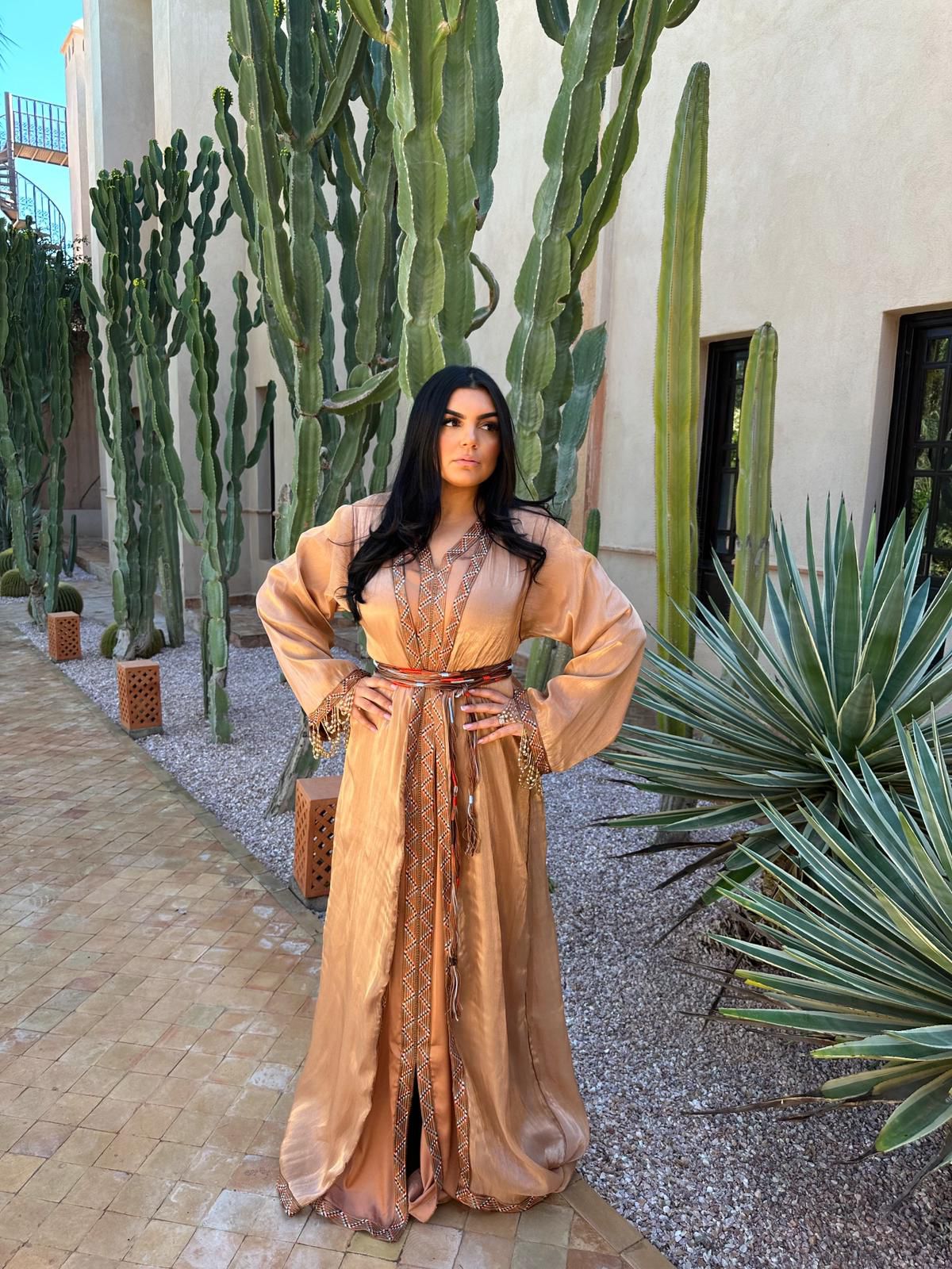 Location Caftan nude brodé – Élégance naturelle